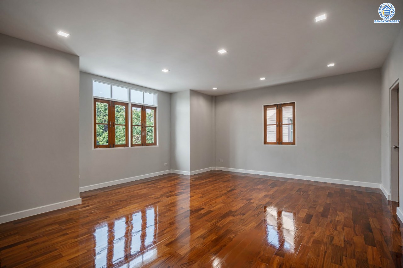 บ้านมือสองตกแต่งใหม่ โครงการ ลัดดารมย์ เพชรเกษม69 ตกแต่งหรูหราดีไซน์สุด Classic วิวสวนสาธารณะ ใกล้ส่วนกลาง บนเนื้อที่ 173.5 ตร.ว. ฟังก์ชันจัดเต็ม 4 ห้องนอน 4 ห้องน้ำ 1 ห้องอเนกประสงค์ 1 ห้องแม่บ้าน จอดรถได้ถึง 2 คัน บนทำเลศักยภาพ เชื่อมต่อหลายเส้นทาง ใกล้เดอะมอลล์บางแค จุดขึ้นทางด่วน "กาญจนาภิเษก" และรถไฟฟ้าสายสีน้ำเงิน "สถานีหลักสอง"